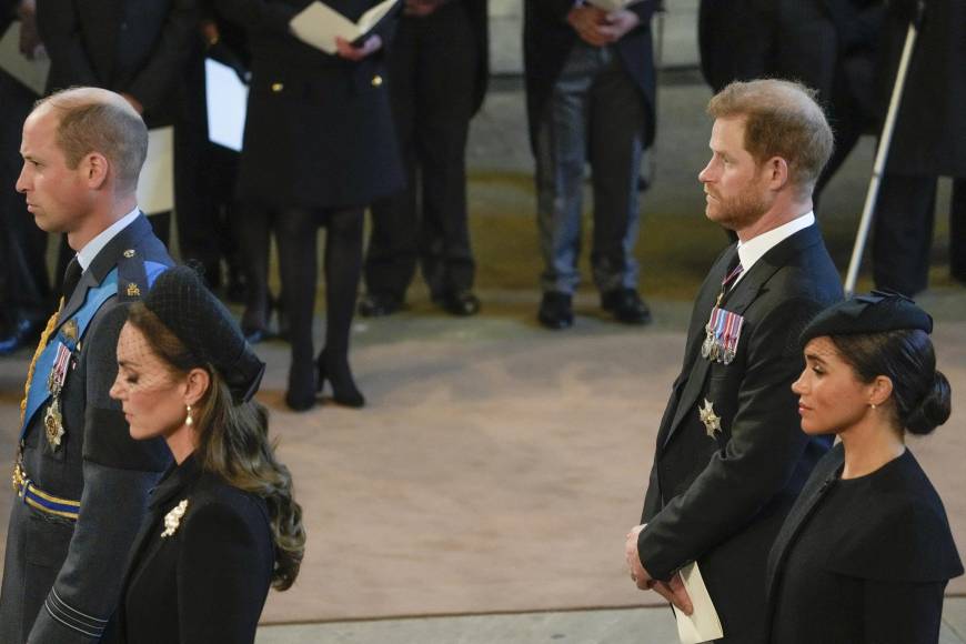 Los príncipes de Gales, distanciados de los duques de Sussex tras las polémicas acusaciones que estos últimos realizaron en medios estadounidenses contra la familia real, han ofrecido una tregua tras la muerte de la reina Isabel II.