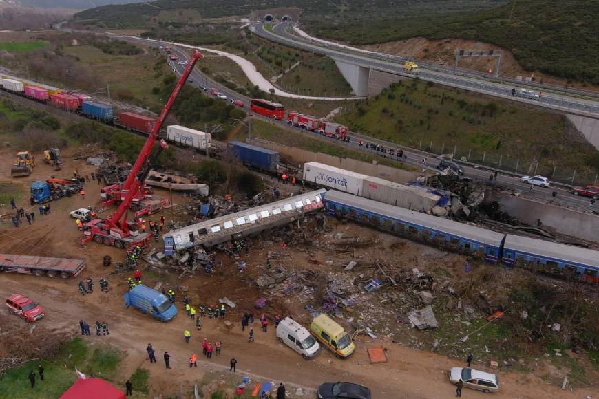 También acudieron al lugar mecánicos y grúas para intentar retirar los escombros y levantar los vehículos volcados.