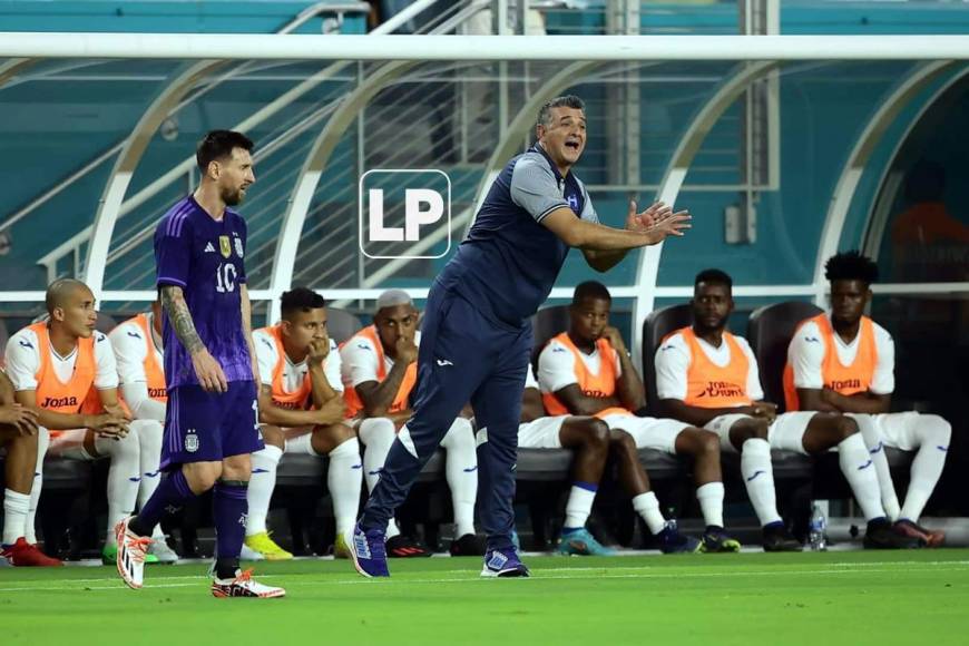 Diego Vázquez dando indicaciones a sus jugadores, con Messi al lado y los suplentes al fondo.