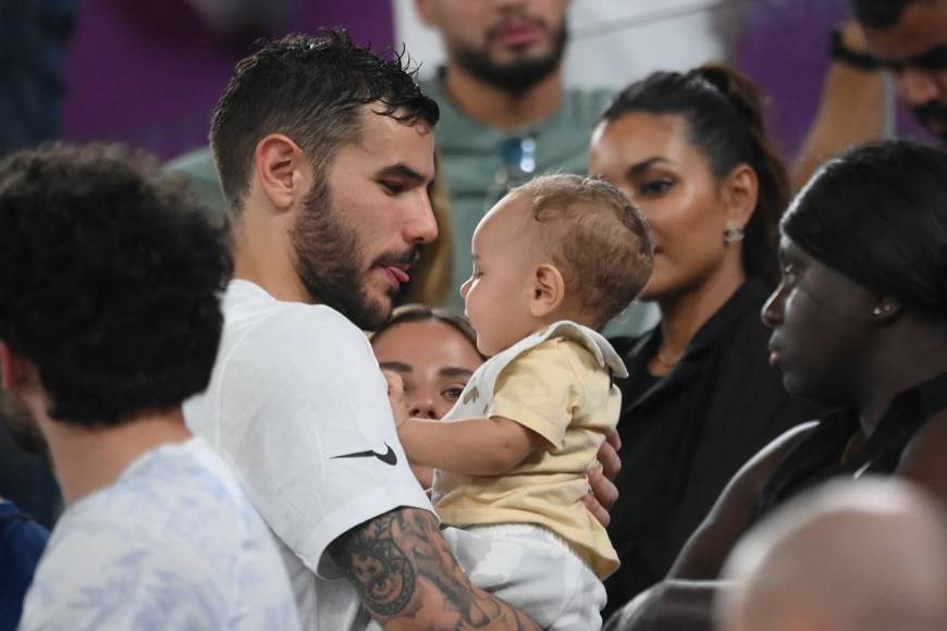 Theo Hernández se fue a las gradas al final del partido para celebrar con su esposa e hija.