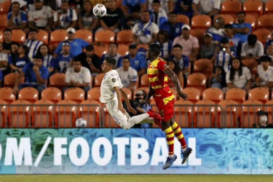 El tremendo salto del 'pequeño' Diego Rodríguez en la disputa del balón con el gigante defensor granadino Omar Beckles.