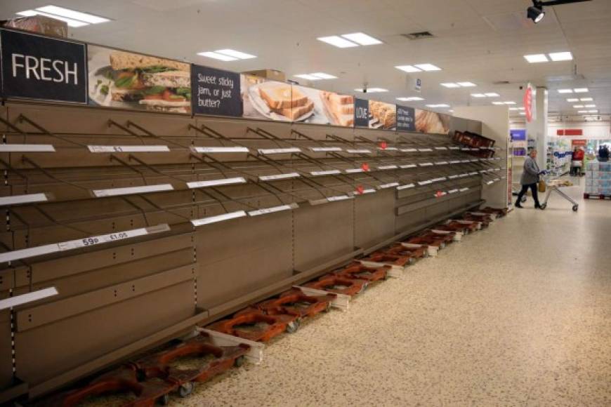 Un supermercado casi vacío en el centro de York, norte de Inglaterra. Los supermercados británicos intensificaron el miércoles los esfuerzos para salvaguardar los suministros, especialmente para clientes vulnerables y ancianos, a medida que el sector luchaba contra el almacenamiento. por el pánico coronavirus. Foto AFP