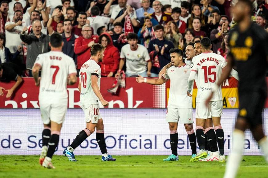 Los jugadores del Sevilla festejan gol del 1-0 contra el Real Madrid.