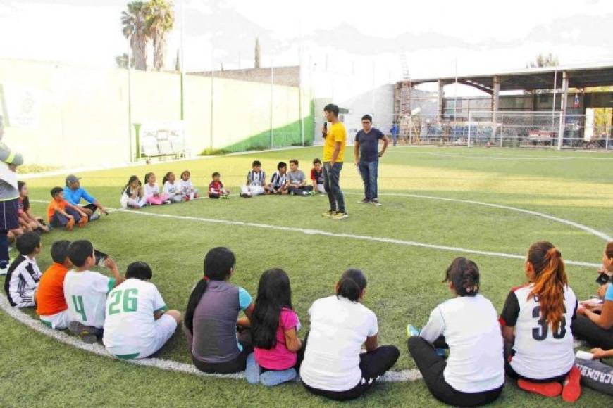 Dionicio Farid Rodríguez visitó a niños de varios clubes, firmó autógrafos e incluso dio algunas conferencias.