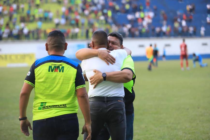 El pastor Samuel García, dueño del Olancho FC, celebró con el entrenador Humberto Rivera la histórica clasificación a la final del equipo.