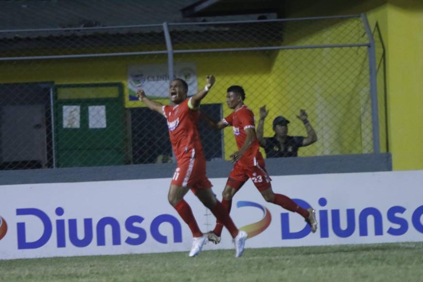 Edder Delgado y Rony Martínez festejando el primero de los dos goles de la Real Sociedad.