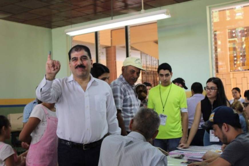 El empresario Jorge Faraj muestra el dedo manchado después de votar.