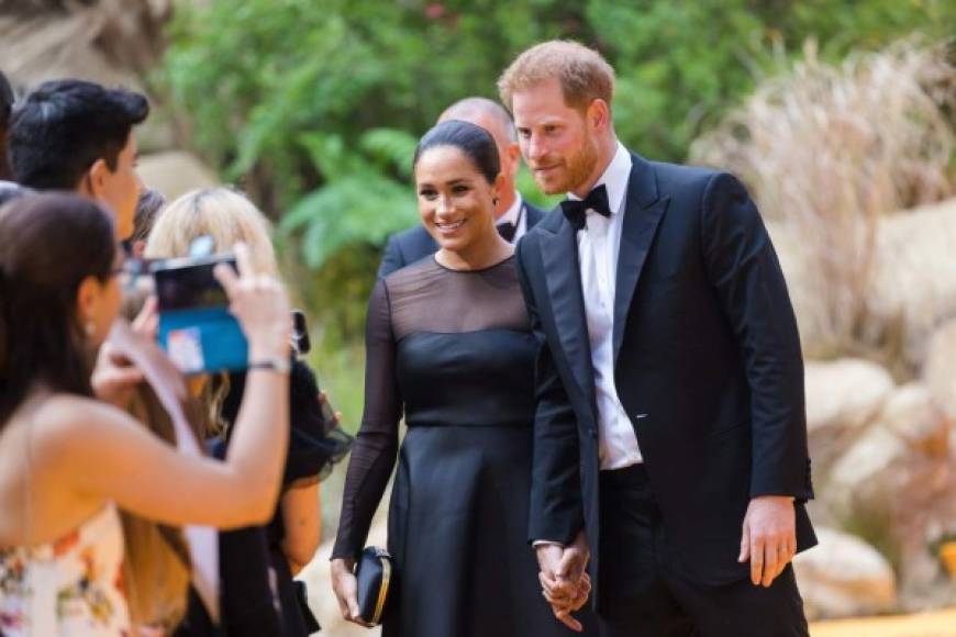 London (United Kingdom), 14/07/2019.- Britain's Harry, The Duke of Sussex (R) and Meghan, The Duchess of Sussex (C) arrive at the European premiere of 'The Lion King' in Leicester Square in London, Britain, 14 July 2019. The film will be released in UK theaters on 19 July 2019. (Cine, Duque Duquesa Cambridge, Reino Unido, Londres) EFE/EPA/VICKIE FLORES