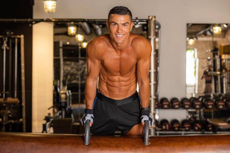 <b>Cristiano Ronaldo,</b> de 38 años y jugador del Al Nassr saudí, es un ferviente defensor de una dieta y un estilo de vida saludables, e incluso ha mostrado públicamente su disgusto por las bebidas azucaradas.