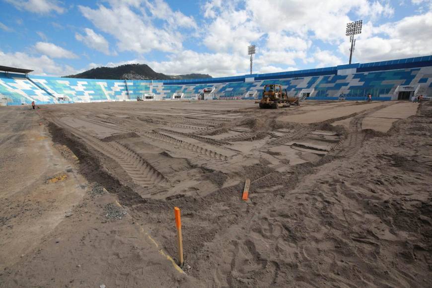 El cambio de césped del estadio Nacional Chelato Uclés está prácticamente en su fase final. Entre lunes y martes comenzarán a sembrar las semillas tras culminar la etapa de nivelación de la arena.