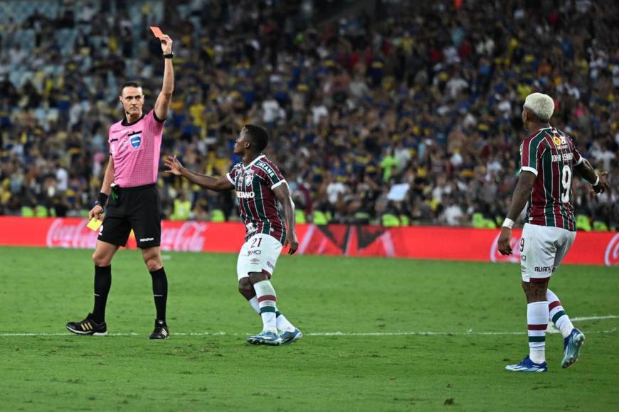 El árbitro colombiano Wilmar Roldán le sacó la segunda amarilla y después la roja a Kennedy por su eufórica celebración con los aficionados del Fluminense, algo que está prohibido hacer.