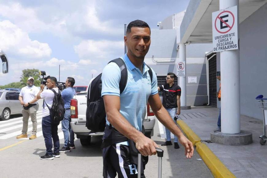 Marlon Licona llegó sonriente a la termina aérea. El portero del Victoria se lució ayer domingo en el empate (1-1) contra Olimpia en el Nacional Chelato Uclés.