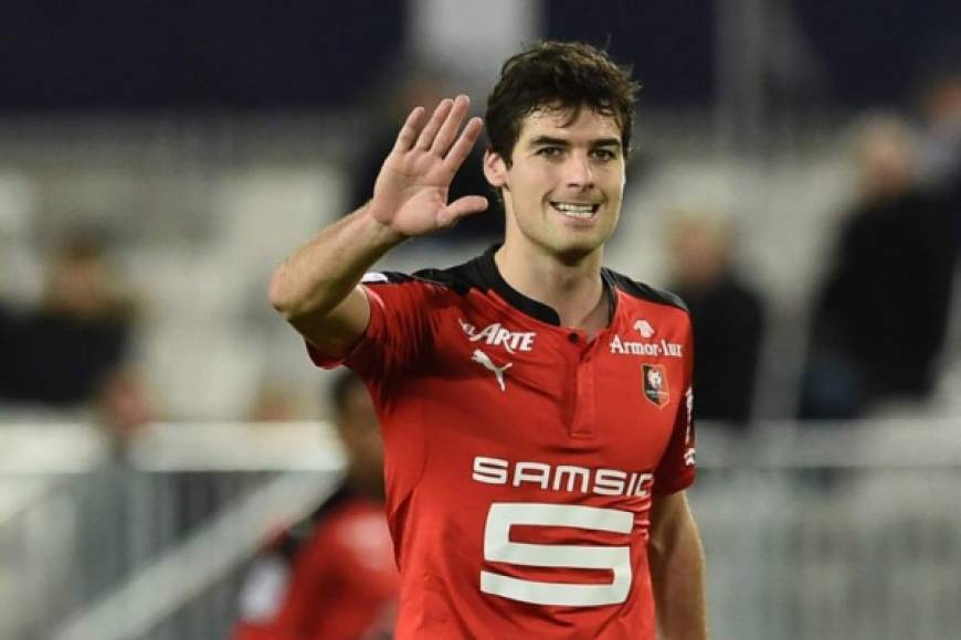 Yoann Gourcuff - Fichó por el AC Milan procedente del Rennes. Apodado el 'Petit o Zizou' al inicio de su carrera pero a pesar de ello nunca llegó a parecerse a Zidane. Ha jugado con la selección absoluta de Francia y sonado como posible fichaje de grandes clubes como el Atlético de Madrid. Pero la presión mediática generada alrededor de él desde el inicio de su carrera por la gran esperanza depositada en sus espaldas fue clave para que nunca llegará al nivel esperado.