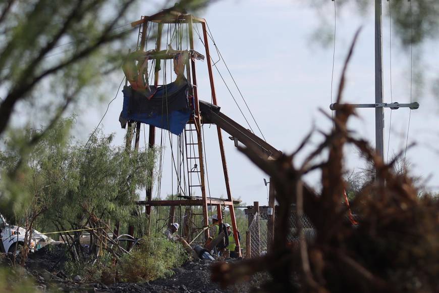 La nueva estrategia tiene como fin evitar que entre más agua en El Pinabete, donde se encuentran atrapados los mineros en el poblado de Agujita (estado de Coahuila, norte), desde la mina de carbón Conchas Norte, explicó Velázquez.