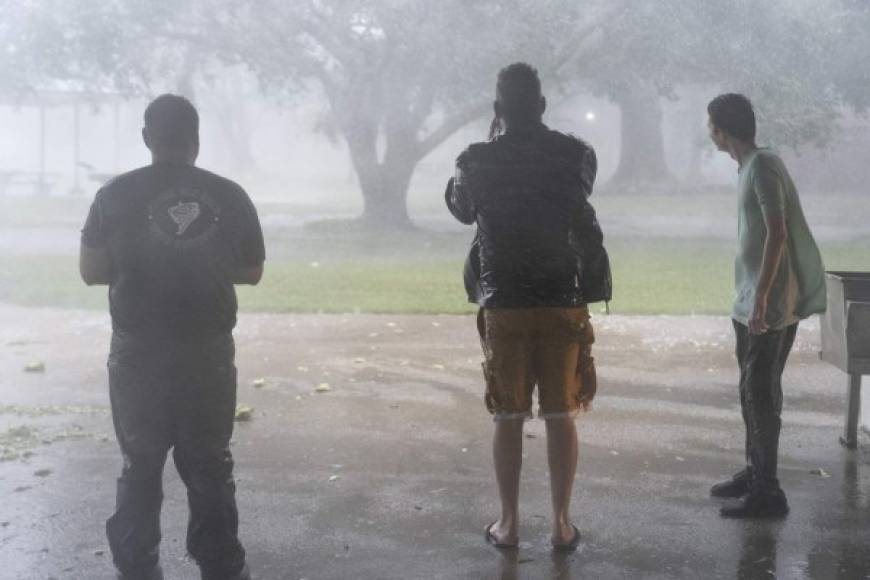 Medios de locales publican este sábado imágenes de calles inundadas, postes zarandeados por los vientos y lluvias, letreros o escaparates rotos, y árboles y postes de luz caídos en ciudades como Baton Rouge, la capital estatal, sin que por el momento no se reporten muertos o heridos.<br/>
