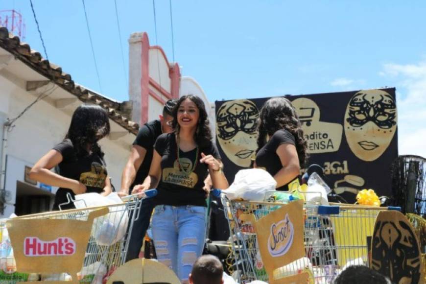 Bellas chicas adornaron la feria en el occidente de Honduras.