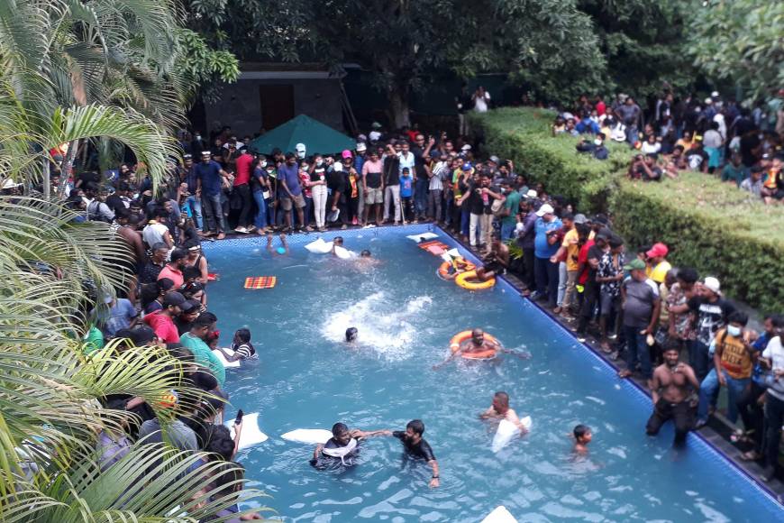 Otras decenas de personas se lanzaron a la piscina de la mansión del presidente para refrescarse.