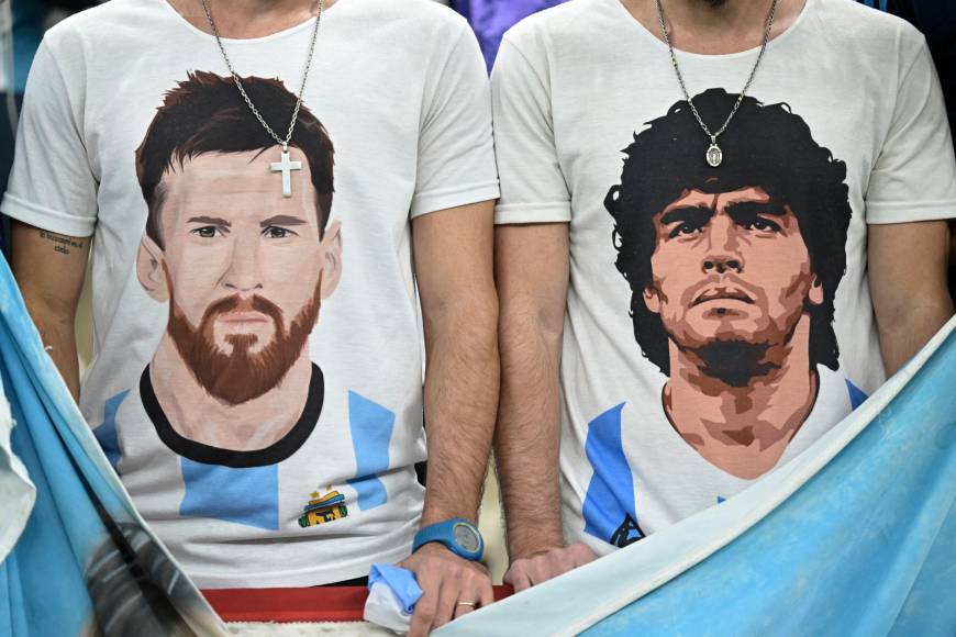 Y en la gradería también hubo homenaje a Lionel Messi y Maradona.