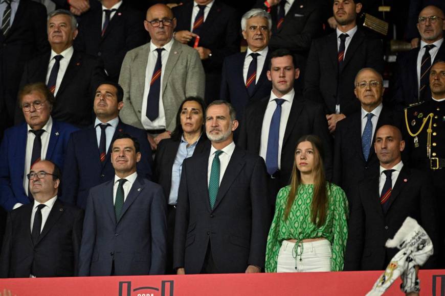 El Rey Felipe VI de España (C), la Princesa Sofía y el presidente de la Federación Española de Fútbol, Luis Rubiales, en el palco de La Cartuja antes de la final de Copa.