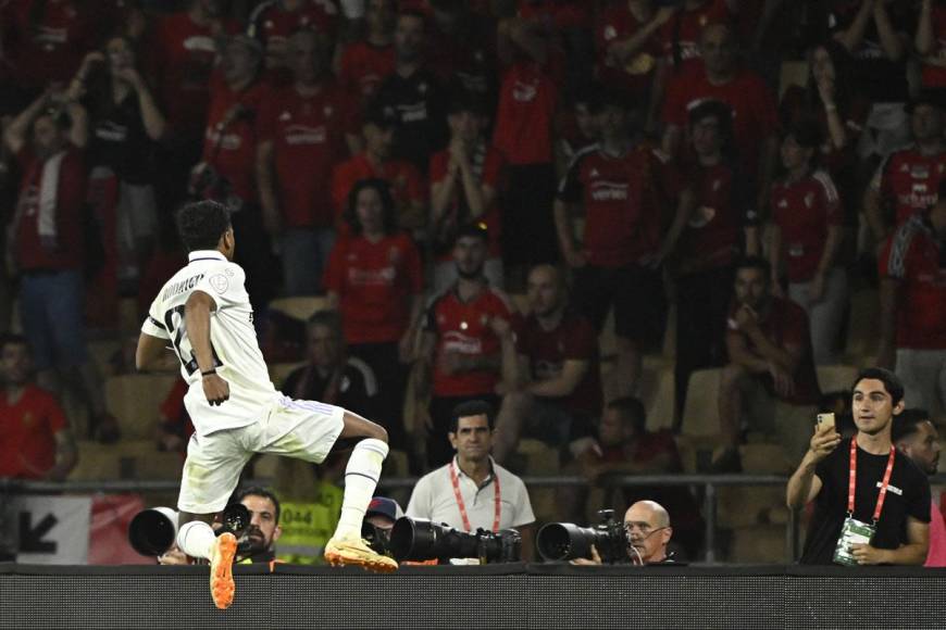 La celebración de Rodrygo delante de la afición del Osasuna.