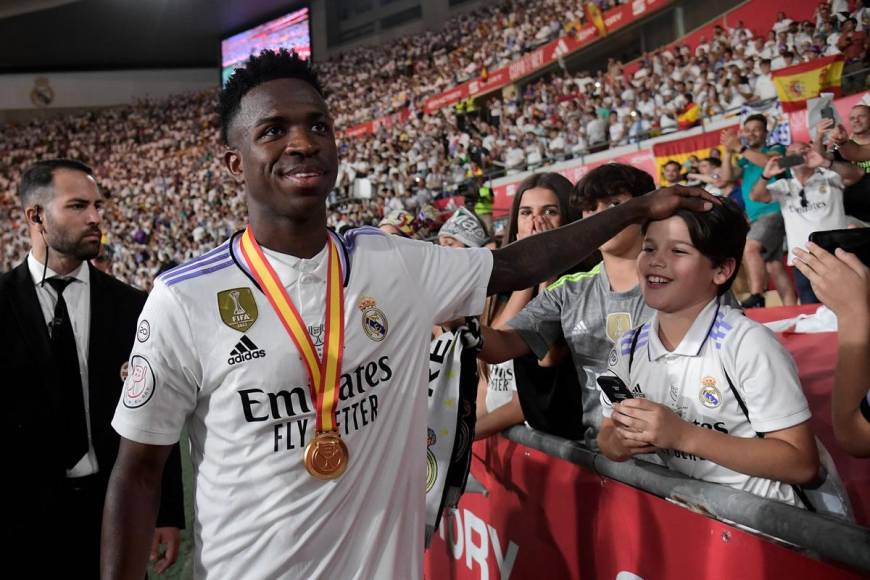 Vinicius saludando a un niño aficionado del Rel Madrid.