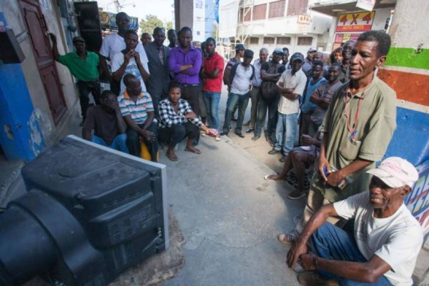 Los haitianos seguían la ceremonia reunidos frente a televisores en los barrios más pipulares de la capital haitiana.