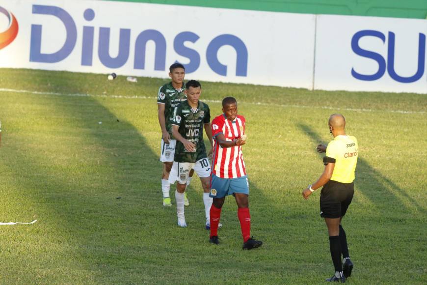 El partido se detuvo por unos minutos ya que desde el sector de la barra del Marathón lanzaron una piedra.