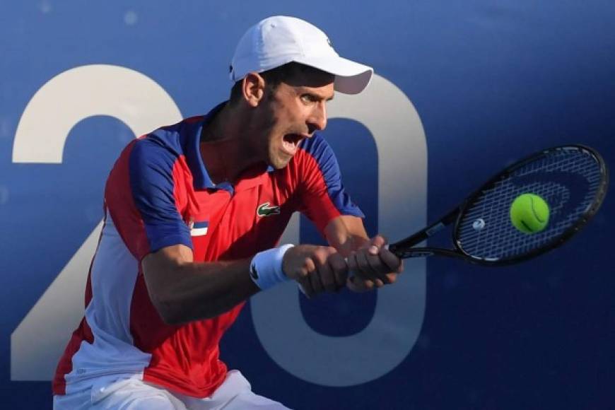 Novak Djokovic devolviendo con furia un saque a Pablo Carreño. Foto - AFP
