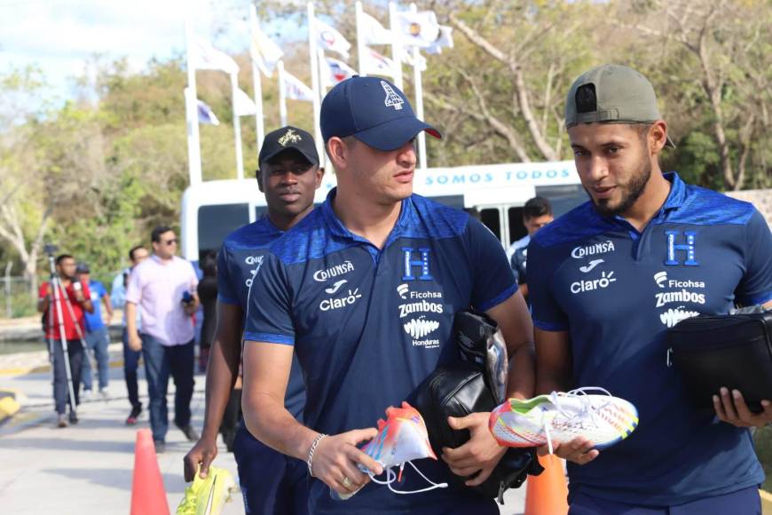 Harold Fonseca y Marcelo Pereira en el momento de la llegada de la selección. Los jugadores sostuvieron una plática mientras portaban unos pares de tacos.