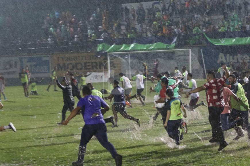 Tras el pitazo final, hubo invasión de aficionados y directivos del Olancho FC por lo que desató una auténtica fiesta deportiva.