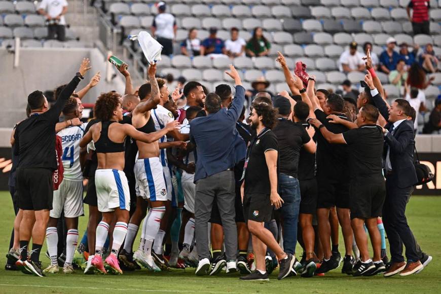 El festejo de los jugadores y cuerpo técnico de Panamá tras clasificar a la final de la Copa Oro 2023.