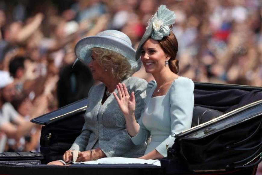 Kate y Camilla compartieron carruaje durante la ceremonia.<br/><br/>Camilla combinó perfectamente con un vestido y un abrigo de seda azul claro de Bruce Oldfield y un sombrero de Philip Treacy.<br/>