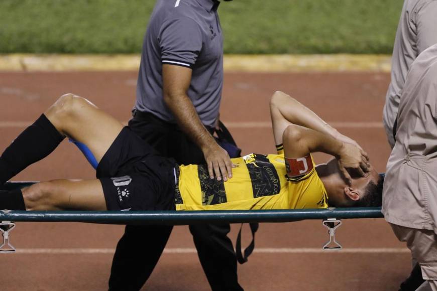 La dolorosa imagen de Jhow Benavídez saliendo en camilla tras la lesión.