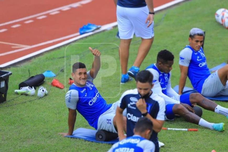 El volante Bryan Acosta saludando al lente de Grupo OPSA.