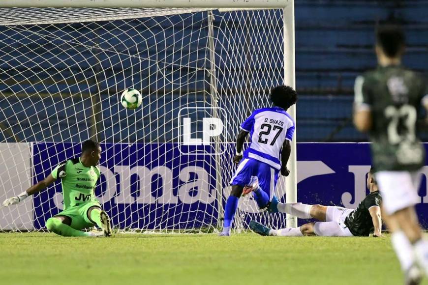 Óscar Suazo al momento de marcar el gol del Victoria ante Luis Ortiz.