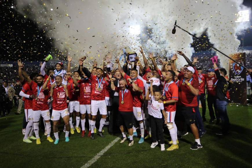 La celebración del plantel del Olimpia con su Copa 36.