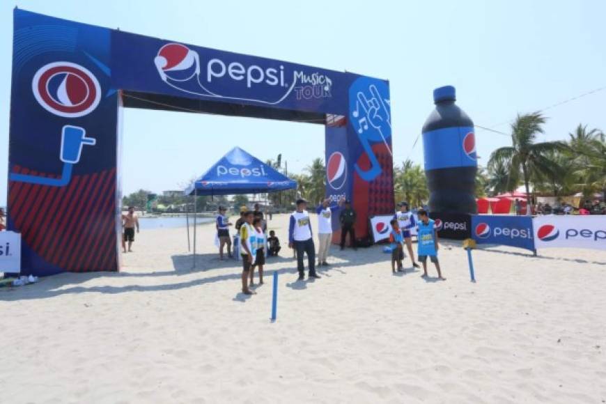 El desafío Pepsi es una de las sensaciones en la Playa Municipal de Tela, grandes y pequeños se suman al reto.