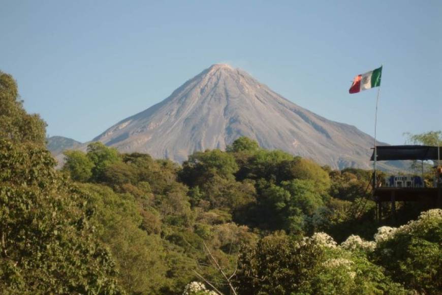 Colima de México: Tiene 3,280 metros de altura y es considerado el volcán más activo del país.