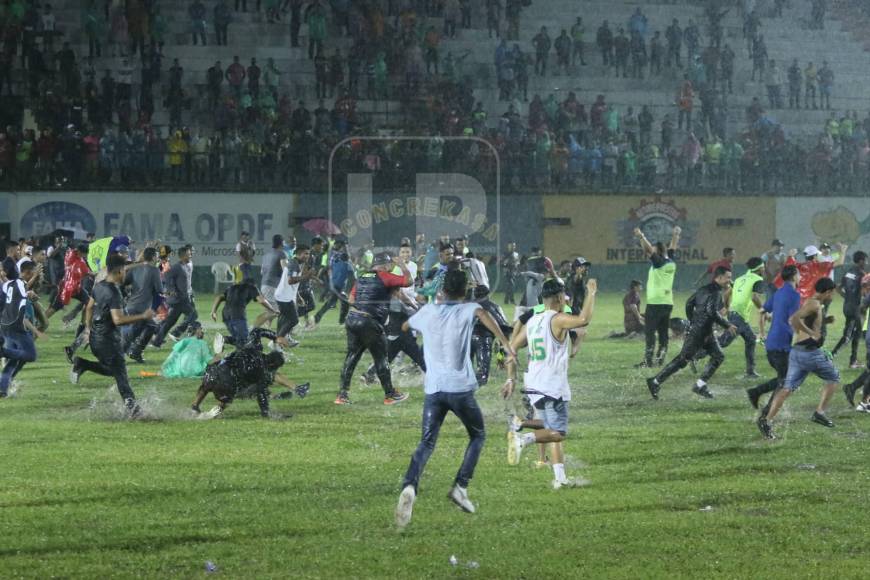 Los aficionados del Olancho FC montaron una fiesta en el césped del estadio Juan Ramón Brevé.