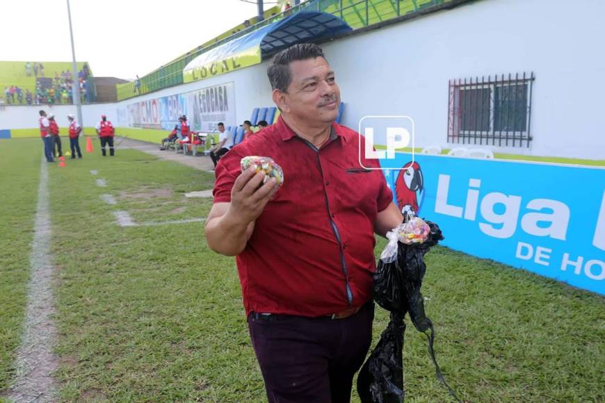 El presidente del Olancho FC, Samuel García, tuvo un buen detalle en el estadio Juan Ramón Brevé Vargas y regaló bolsas de confites a los niños que estaban en el gradas por la celebración del Día del Niño el 10 de septiembre.