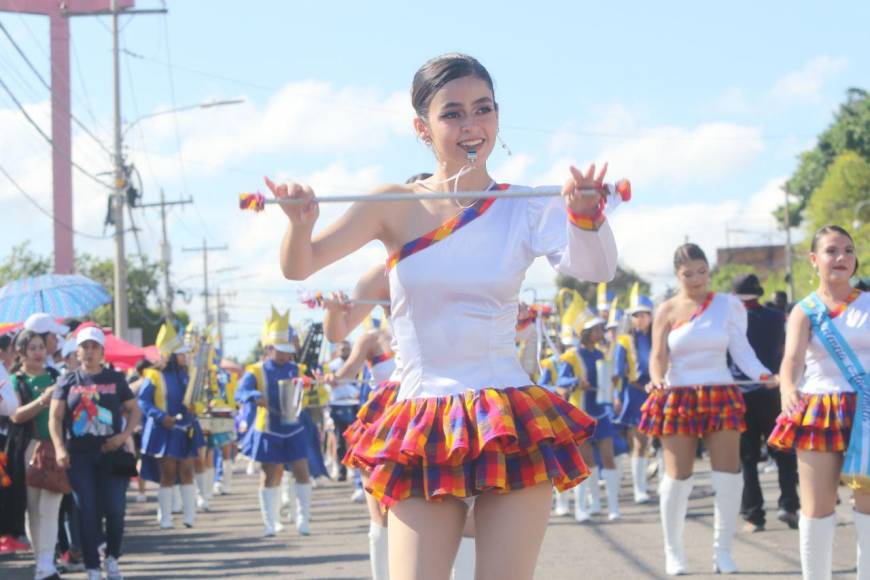 La hermosa Michel Banegas es una de las polillonas que brilla durante los desfiles patrios en Tegucigalpa, Honduras. 