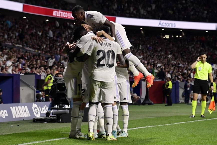 Jugadores del Real Madrid celebrando el gol de Fede Valverde.