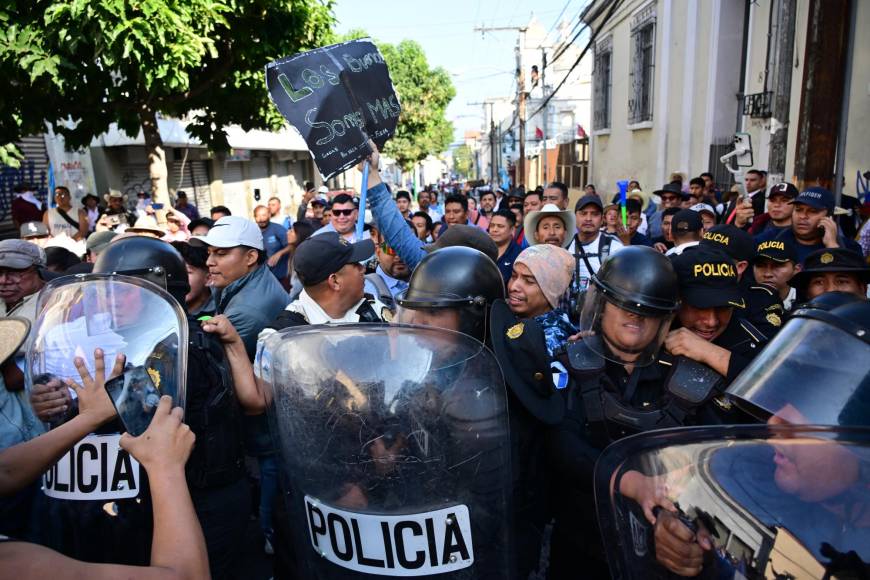 Los manifestantes, varios de ellos indígenas que llegaron a la capital, forcejearon con decenas de policías que mantenían dos cercos en la parte trasera del Palacio Legislativo, en en el centro histórico de <b>Ciudad de Guatemala</b>.