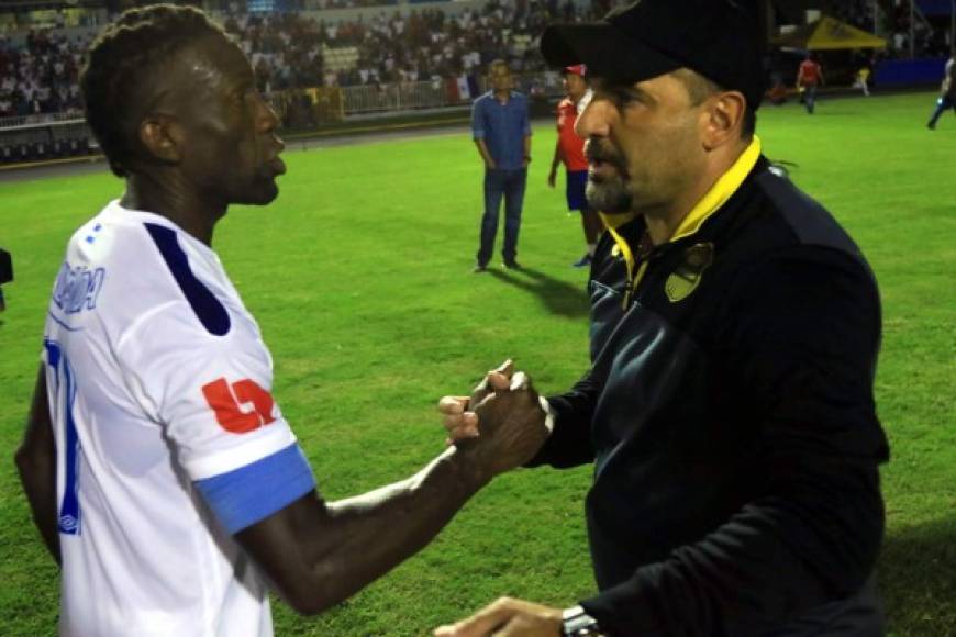 Hendry Thomas, capitán del Olimpia, se dio la mano con Tato García al final del partido.