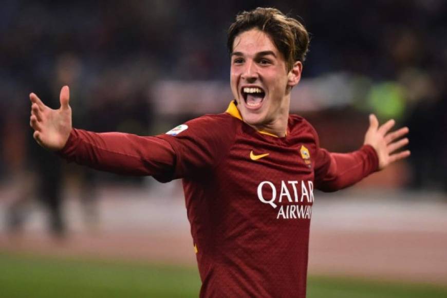 El centrocampista italiano Nicolo Zaniolo, de la Roma, es uno de los grandes objetivos de la Juventus de cara a la próxima temporada, en una operación del cuadro bianconeri buscaría cerrar en las próximas semanas, para evitar así la posible aparición de otros compradores como Real Madrid o París Saint Germain, que también habrían mostrado interés en el futbolista de 20 años.