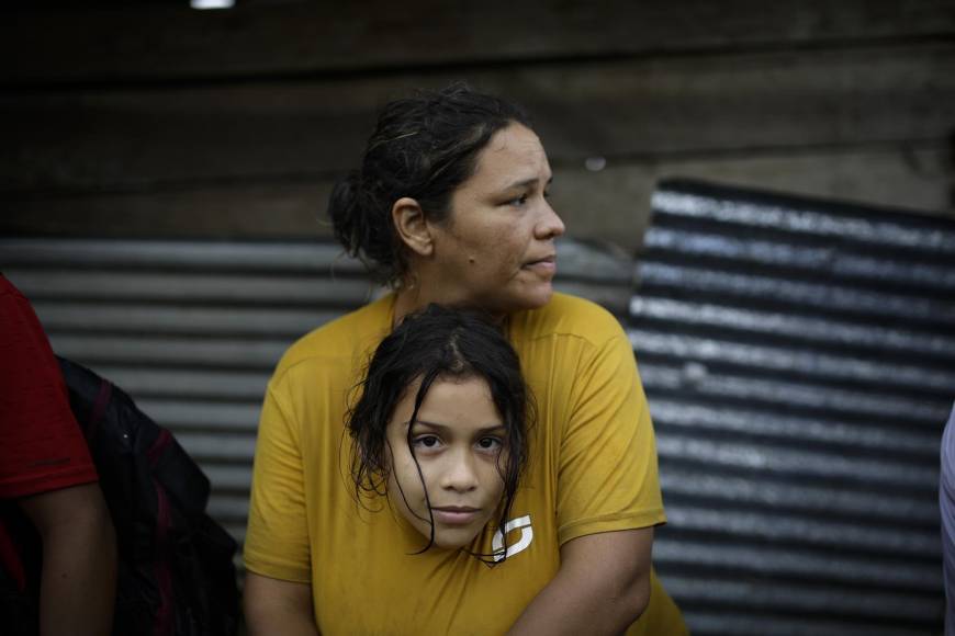 “Allá en Venezuela la situación está demasiado difícil. Vengo con mi esposo, vengo con mis cinco hijos menores de edad, una de mis hijas está embarazada”, dice angustiada Tibisay Luna a la AFP.