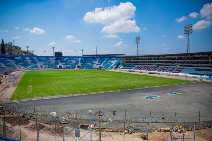 El Estadio Nacional ‘Chelato’ Uclés ya cuenta con la instalación completa de su engramillado sintético.