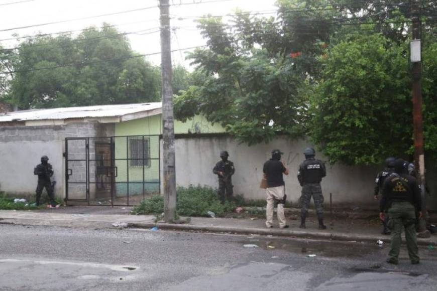 Elementos de la Policía Militar rodean una casa previo a ser allanada en el marco de la 'Operación Avalancha II', una golpe contra la Mara Salvatrucha (MS).