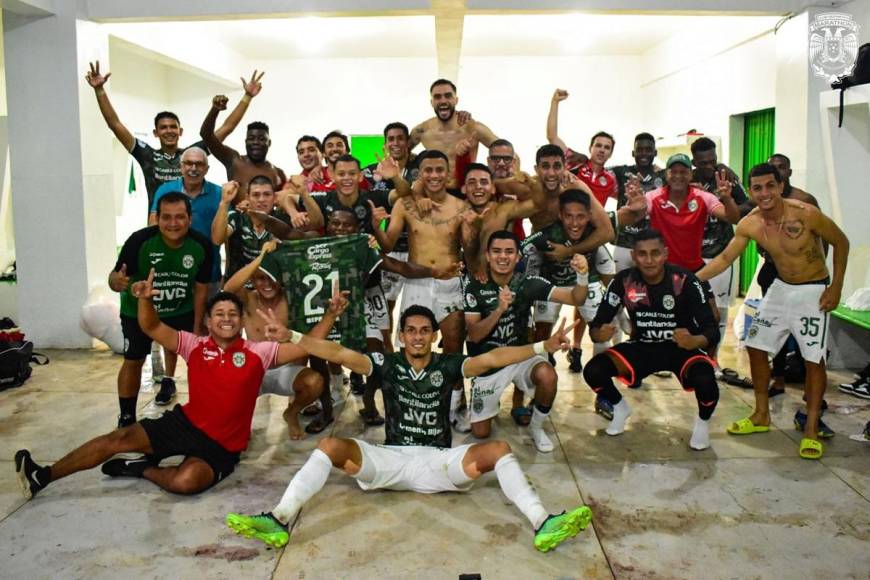 Así celebraron los jugadores del Marathón en el vestuario del estadio Juan Ramón Brevé Vargas.