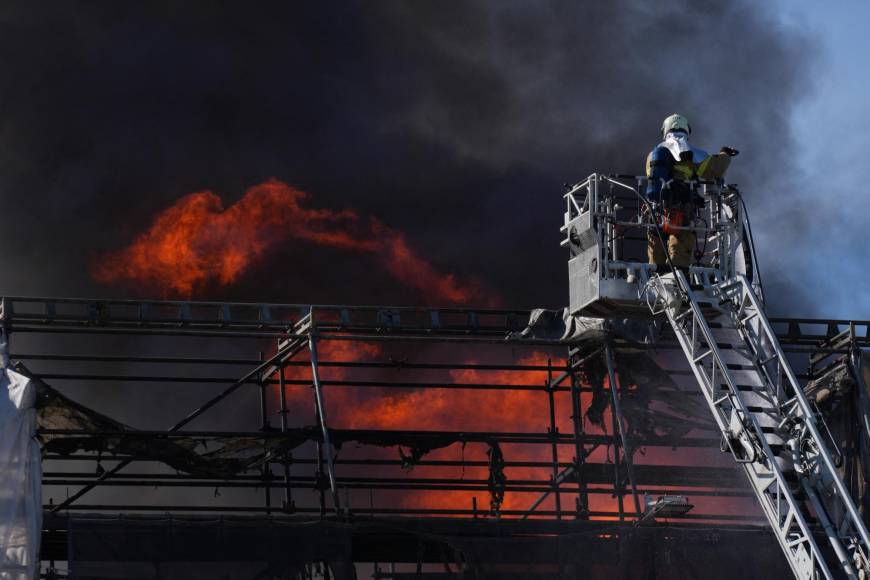 El fuego ha asolado la mitad del edificio, del siglo XVII, y ha causado el derrumbe de parte de la techumbre y de la icónica aguja de su torre, aunque cientos de obras de arte de su interior han sido salvadas.